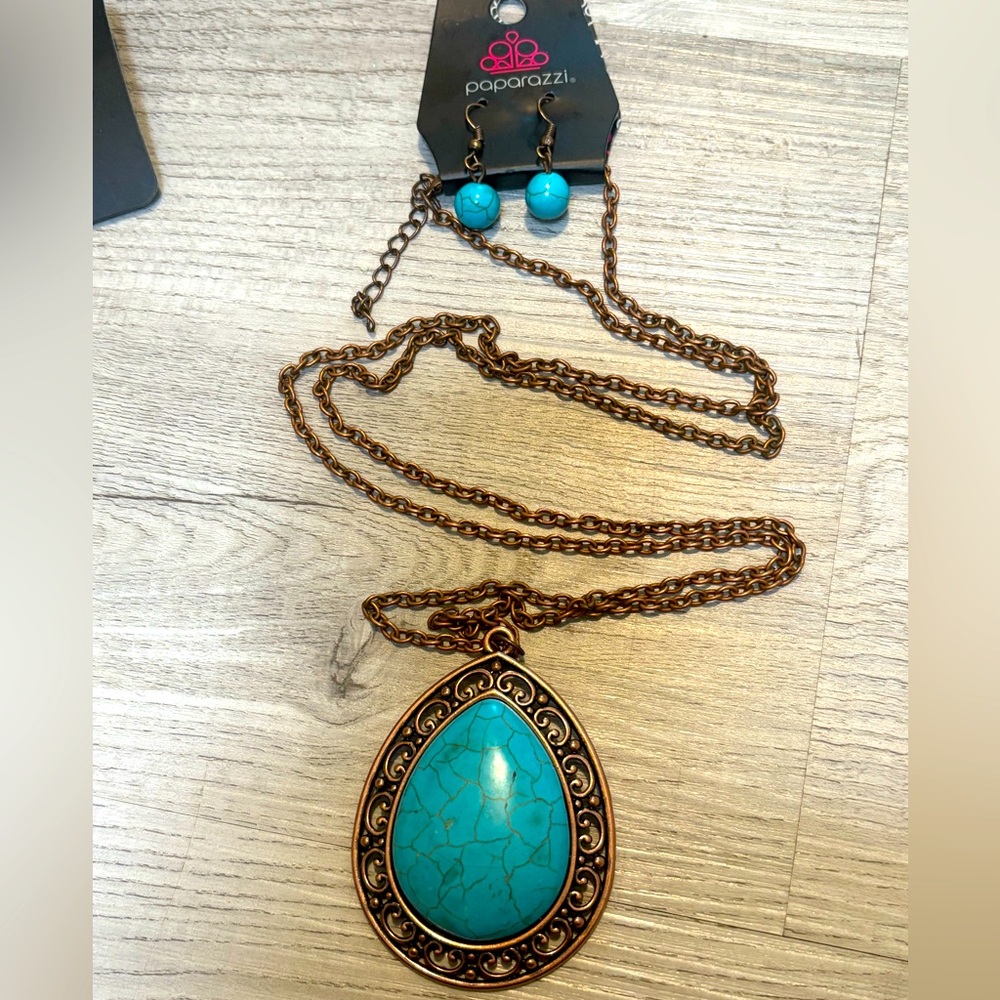 Paparazzi pendant necklace and earring set
